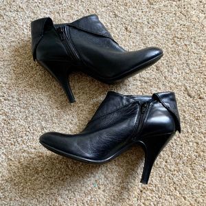 Nine West women sz 7 Black heeled Zelman Booties
